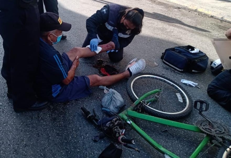 Chofer de autobús arrolla y manda al hospital a ciclista en Centro Histórico