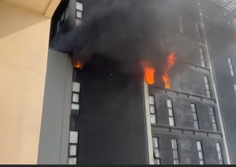 Hospitalizan a 2 y evacúan todo el edificio tras incendio en Montes de Amé