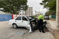 Choca contra poste y desbarata su Tsuru en la colonia Industrial 