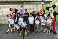 Leones convive con pequeños aficionados