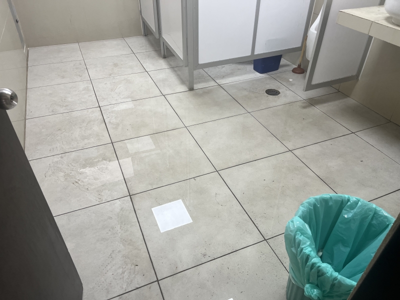 Reparan desperfecto en baños del IMSS