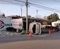 Carroza fúnebre vuelca en calles de la Mercedes Barrera 