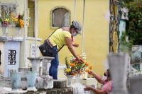 Más de 10 mil personas acuden a los cementerios a visitar a sus muertos