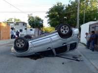 Se vuela la señal de alto y ocasiona volcadura