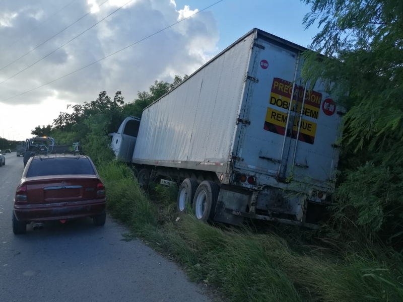 Trailer sufre siniestro vial en el Periférico de Mérida