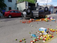 Camioneta con vegetales choca y se vuelva en centro de Mérida