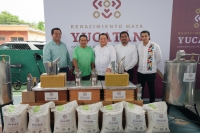 Entrega Diaz Mena apoyos a apicultores