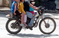 Prohíben transportar a menores de cinco años en motocicletas