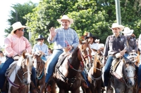 Participa alcalde de Mérida en cabalgata de Tekax