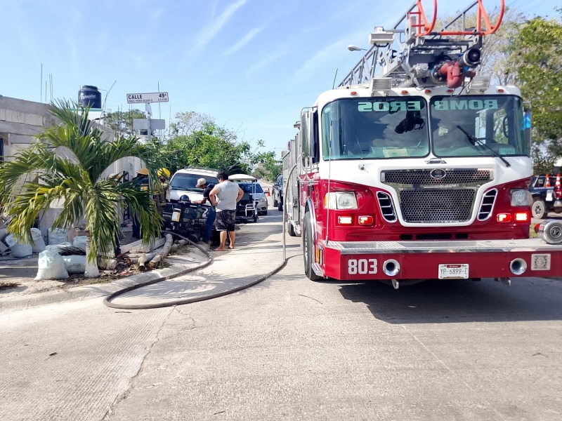 Camioneta arde en Umán