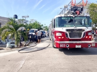 Camioneta arde en Umán