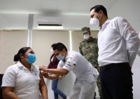 Supervisa gobernador vacunación contra coronavirus en Tekax