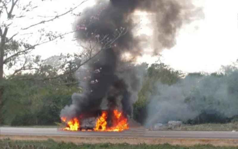 Fuego consume vehículo en la Mérida-Campeche 