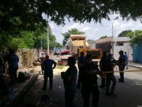 Cae árbol sobre vehículo; hay dos lesionados