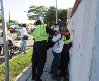 Policías agreden y arrestan a periodista