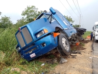 Vuelca tráiler en la Mérida-Cancún y huye del lugar 