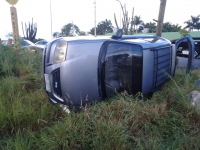 Exceso de velocidad y piso mojado causan volcadura 