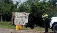Vuelca camión de la empresa Bachoco