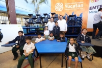 Vila Dosal entrega mobiliario a escuelas públicas