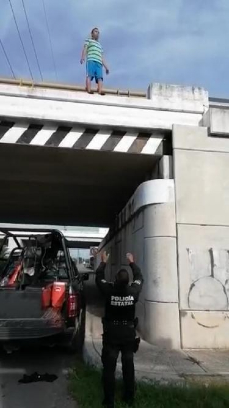 Policía amortigua caída de hombre que intentó suicidarse