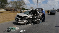 Destroza su camioneta al chocar con trailer