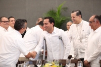 Vila Dosal se reúne con integrantes de la iglesia católica en Yucatán