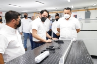 Renán Barrera visita fábrica de paneles solares