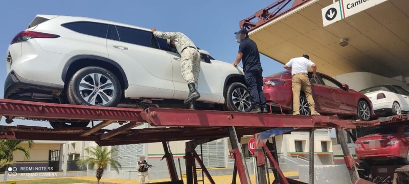 Rescatan a migrantes transportados en tráiler con autos nuevos