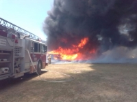 Incendio devora fábrica de plásticos en Mérida