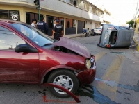 Dormita al volante y provoca accidente