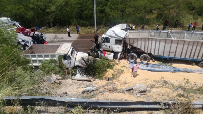 Tráiler y volquete caen de puente en la Mérida-Progreso