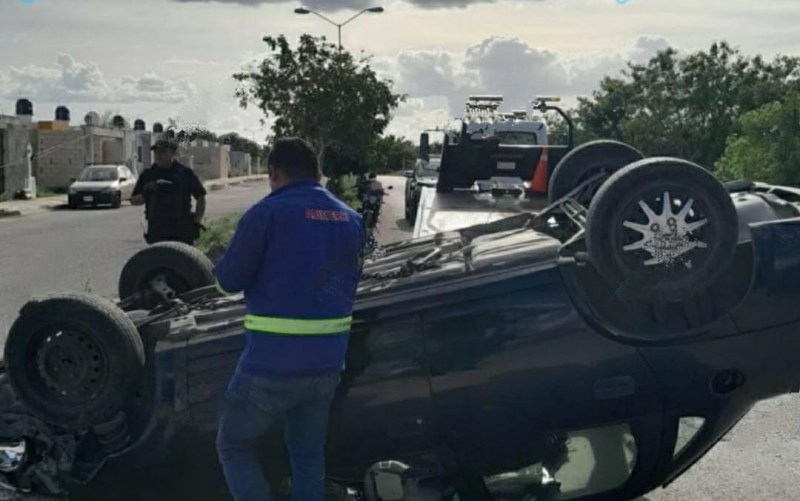 Vuelca su auto en Kanasín y lo deja abandonado