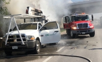 Arde camioneta de la CFE