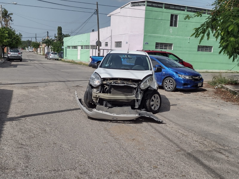 Siniestro vial en Fraccionamiento Yucaltepén deja daños materiales