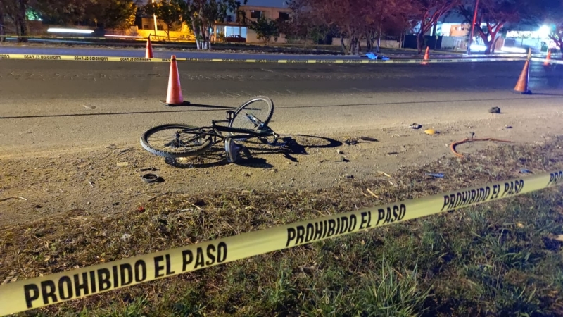 Camioneta atropella y mata a ciclista