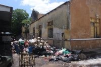 Basura se amontona en céntrico tianguis