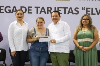 Gobernador continúa con la entrega de tarjetas &quot;Elvia Carrillo Puerto&quot;