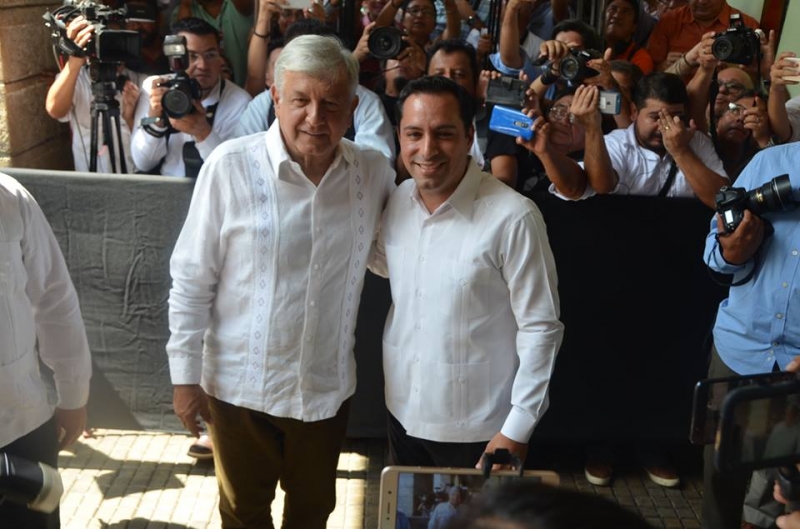 Inicia reunión AMLO-Vila en Palacio de Gobierno