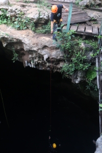 Retiran 100 kilos de basura de cenote en Tekit