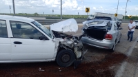 &quot;Carambola&quot; en puente vehicular deja daños materiales 