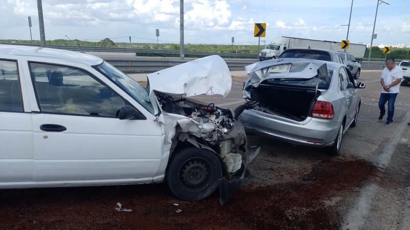 "Carambola" en puente vehicular deja daños materiales 