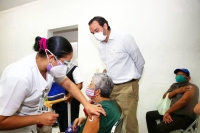 Comienza vacunación de adultos mayores contra coronavirus en Ticul, Kanasín y Espita