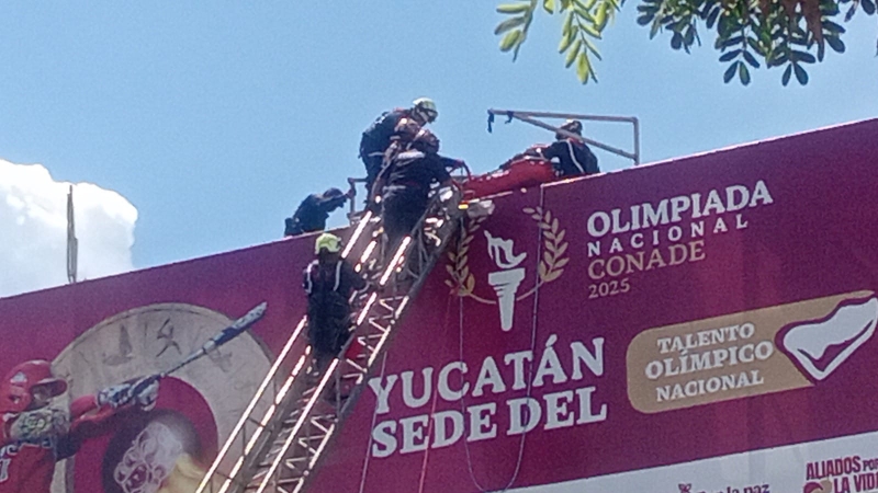 Rescatan a mujer de puente peatonal