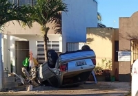 Maneja ebrio y termina volcado en predio de Ciudad Caucel