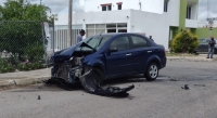 Se distrae y choca en Los Almendros de Ciudad Caucel