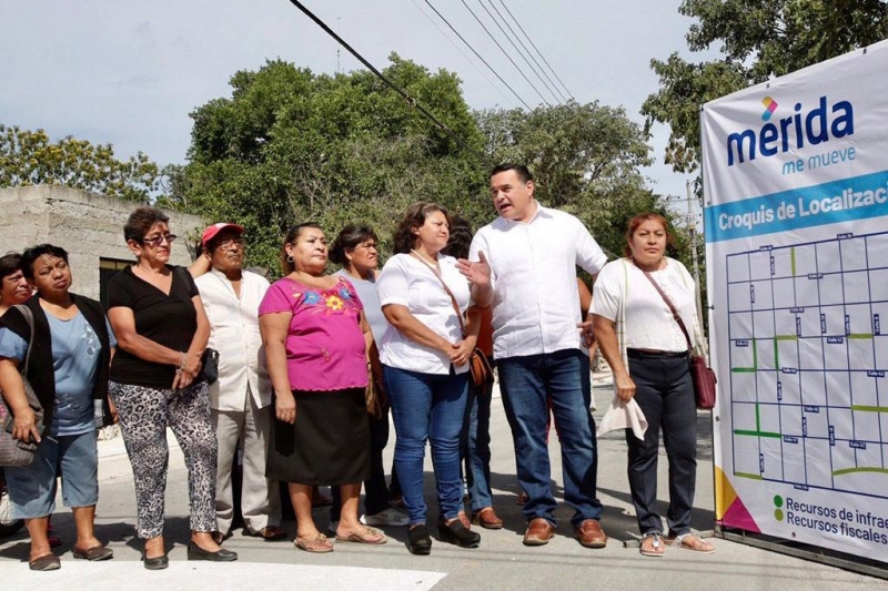 Renán Barrera entrega obras en la colonia Leandro Valle