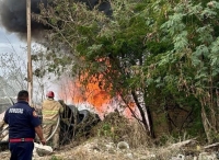 Arde dep&oacute;sito de llantas