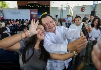 &quot;Huacho&quot; entrega tarjetas de beca a estudiantes
