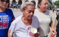 Dan seguimiento médico a doña Josefina