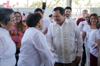 Díaz Mena entrega créditos para emprendedoras